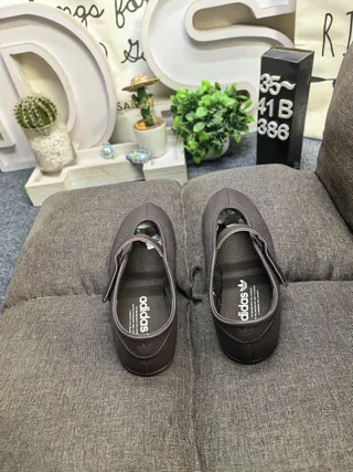 棕色光滑合成鞋面单带玛丽珍鞋 8