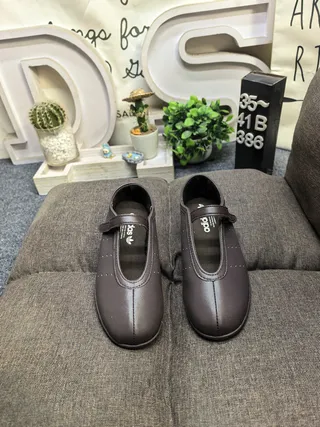 棕色光滑合成鞋面单带玛丽珍鞋 10