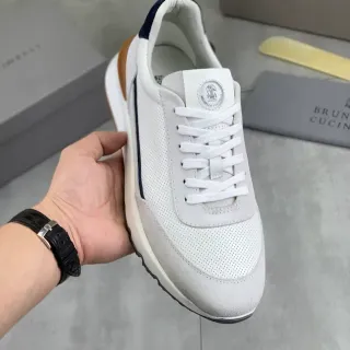 Brunello Cucinelli حذاء رياضي أبيض سويد مثقوب للأسلوب الحياة