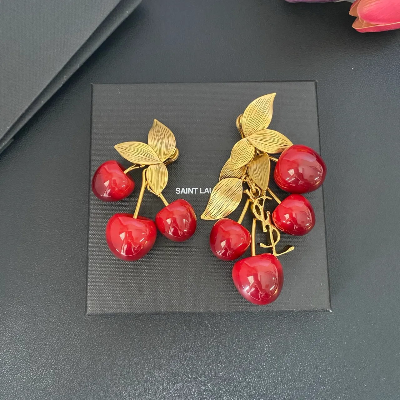 Brincos de racimo de cereja, vermelho brilhante e tom dourado cluster 9