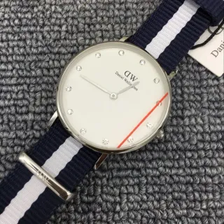 Daniel Wellington क्लासिक पेटीट रेड लाइन क्वार्ट्ज घड़ी