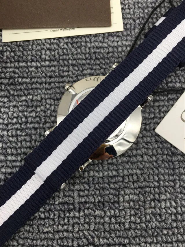 Daniel Wellington ساعة كوارتز كلاسيك بيتيت ريد لاين 6