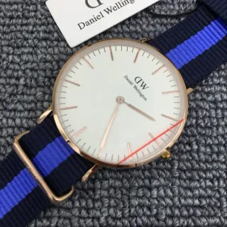 Daniel Wellington सफेद नेवी मिनिमलिस्ट डायल गुलाबी सुनहरे टोन केस क्वार्ट्ज घड़ी