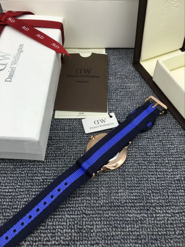 Daniel Wellington सफेद नेवी मिनिमलिस्ट डायल गुलाबी सुनहरे टोन केस क्वार्ट्ज घड़ी 4