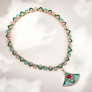 Collier pendentif éventail motif floral émaillé diamants pavé
