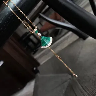 Collier pendentif en malachite en forme d'éventail et diamants