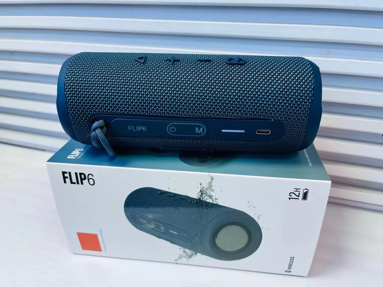 FLIP6 Army Green enceinte portable cylindrique enveloppée dans un tissu 2