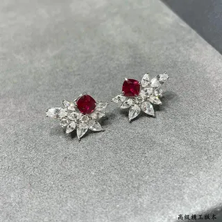 Brincos studs em cluster floral em formato de almofada com pedras vermelhas e transparentes