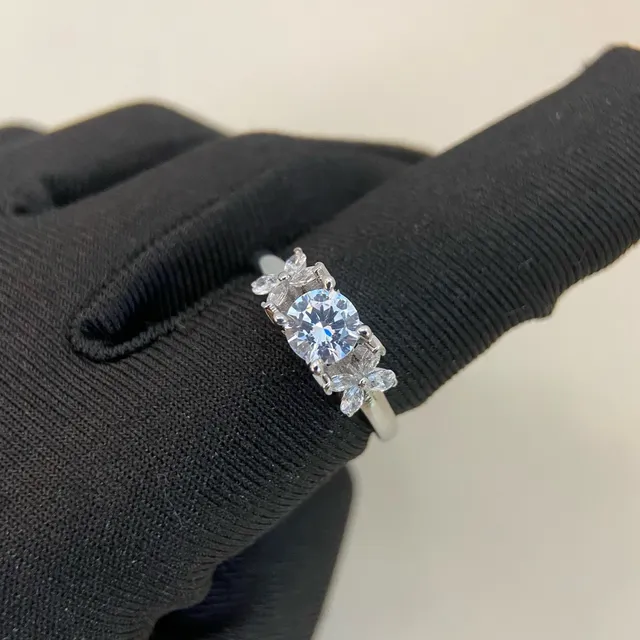 Bague à motif floral à trois pierres à coupe ronde 2