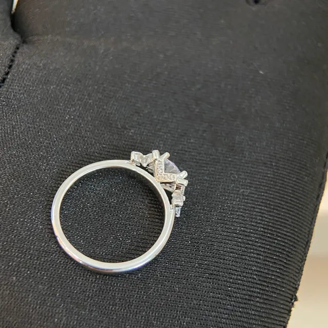 Bague à motif floral à trois pierres à coupe ronde 3