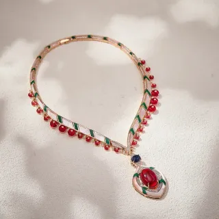 Collier pendentif en émail géométrique et cabochon de gemme