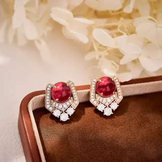 Brincos Halo Geométricos com Gema Vermelha e Diamantes Pavé