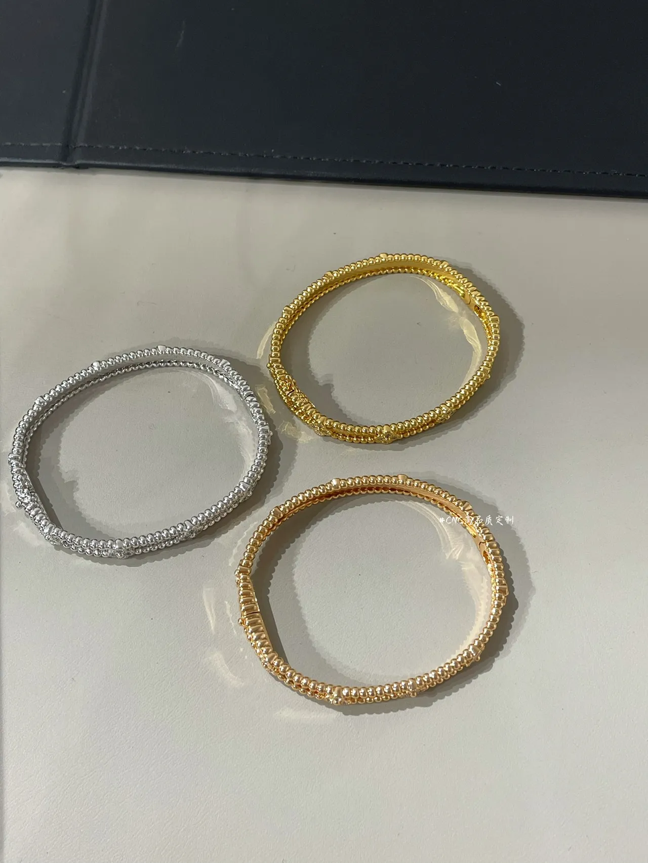 Braceletes bangle em tons dourado e prateado com miçangas pavé florais 2