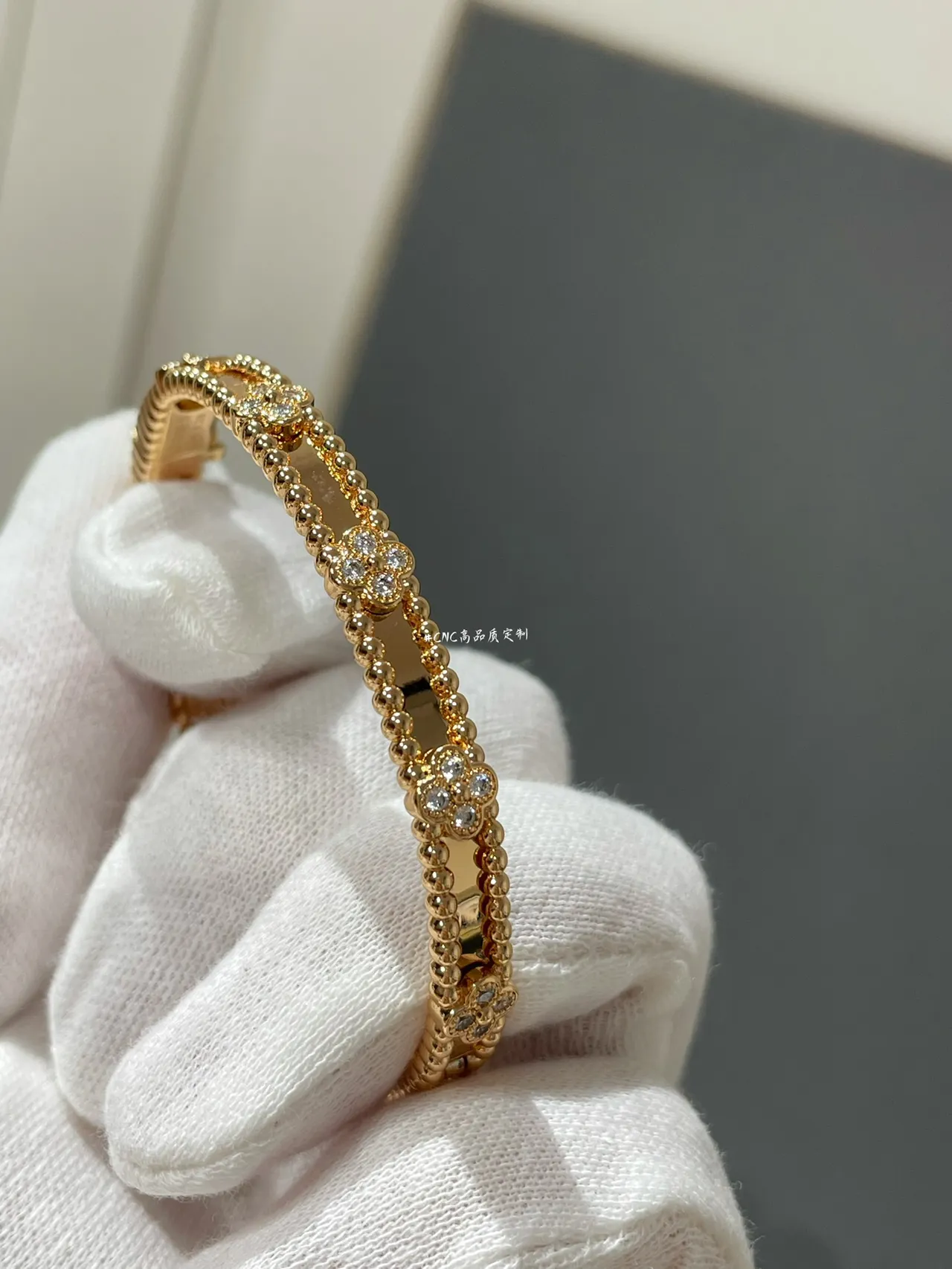 Braceletes bangle em tons dourado e prateado com miçangas pavé florais 3