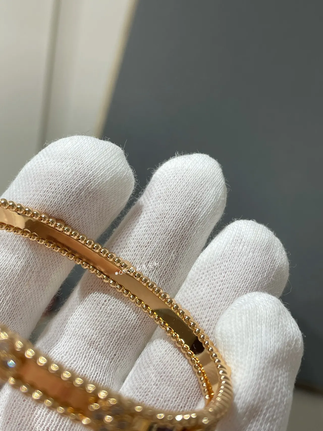 Braceletes bangle em tons dourado e prateado com miçangas pavé florais 4