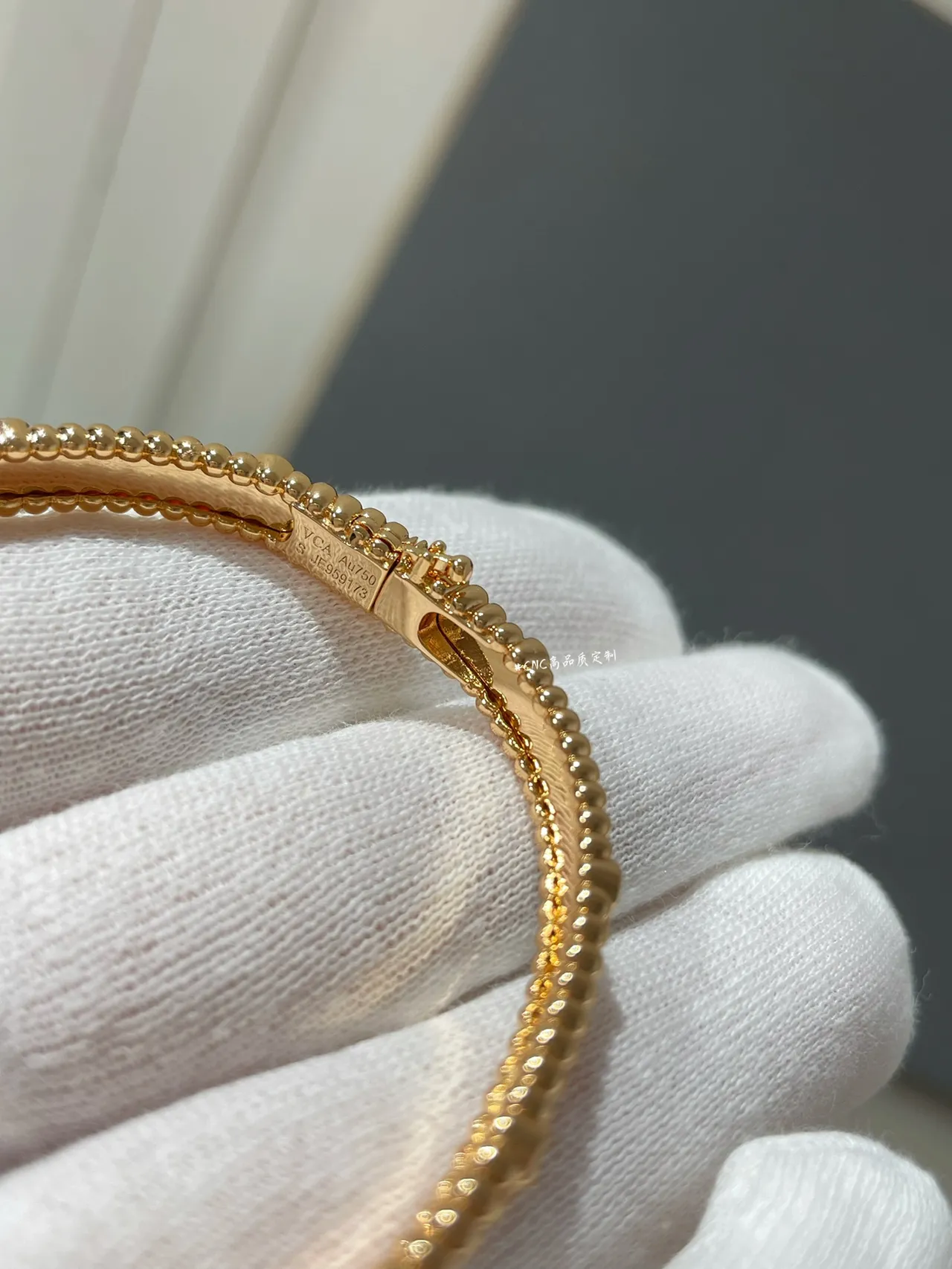 Braceletes bangle em tons dourado e prateado com miçangas pavé florais 5