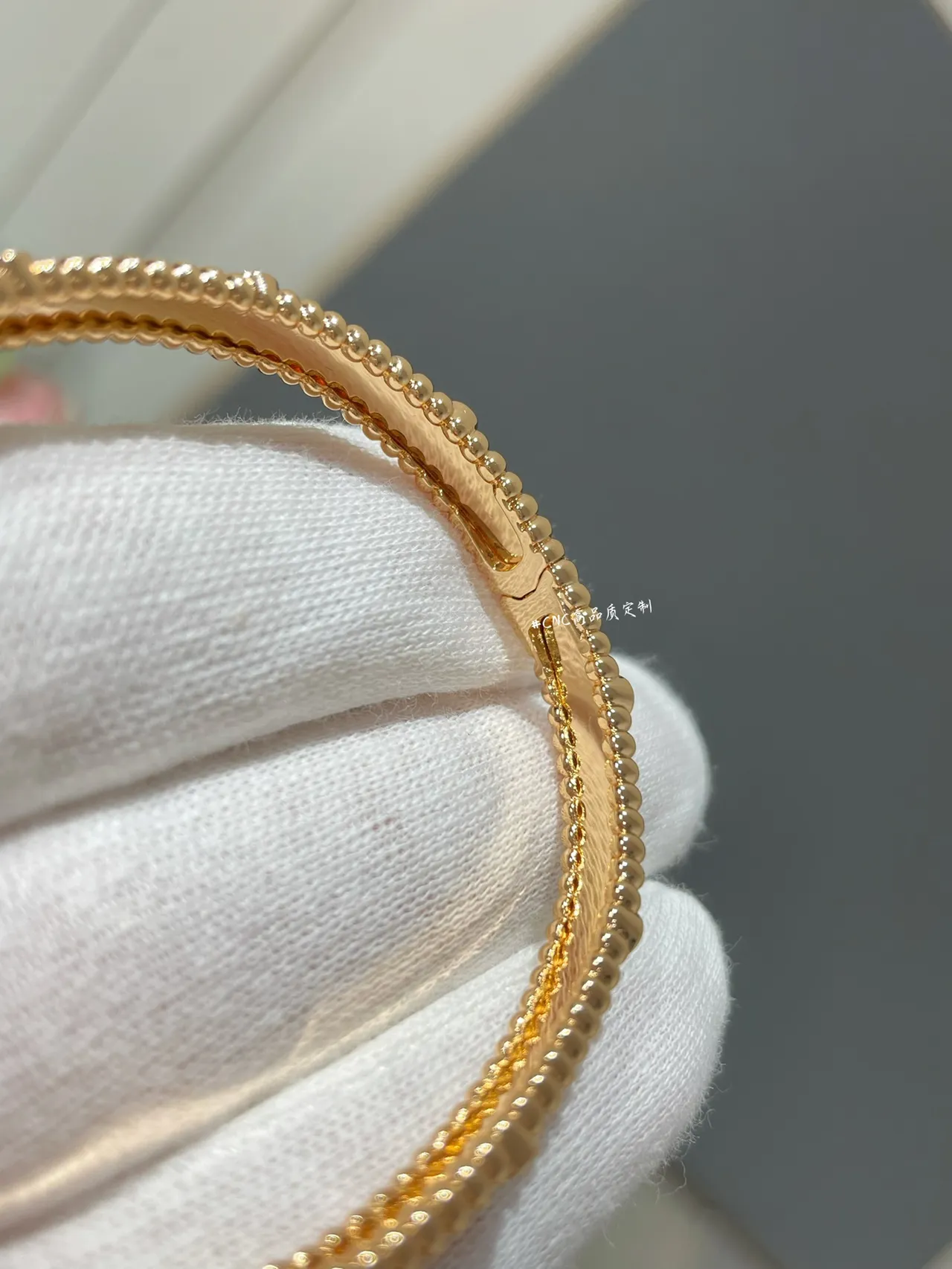 Braceletes bangle em tons dourado e prateado com miçangas pavé florais 6