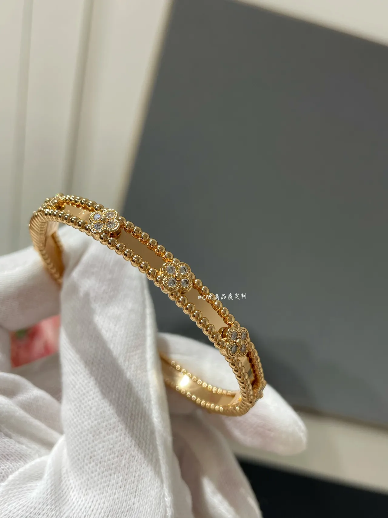 Braceletes bangle em tons dourado e prateado com miçangas pavé florais 7
