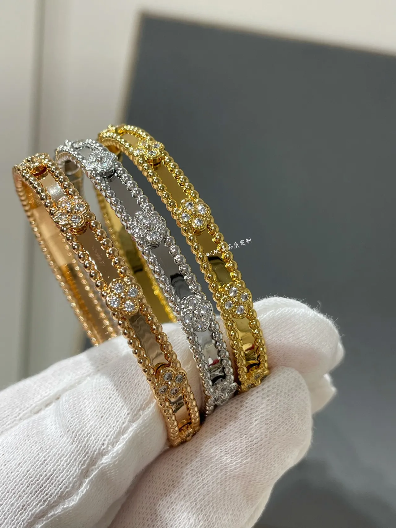 Braceletes bangle em tons dourado e prateado com miçangas pavé florais 8
