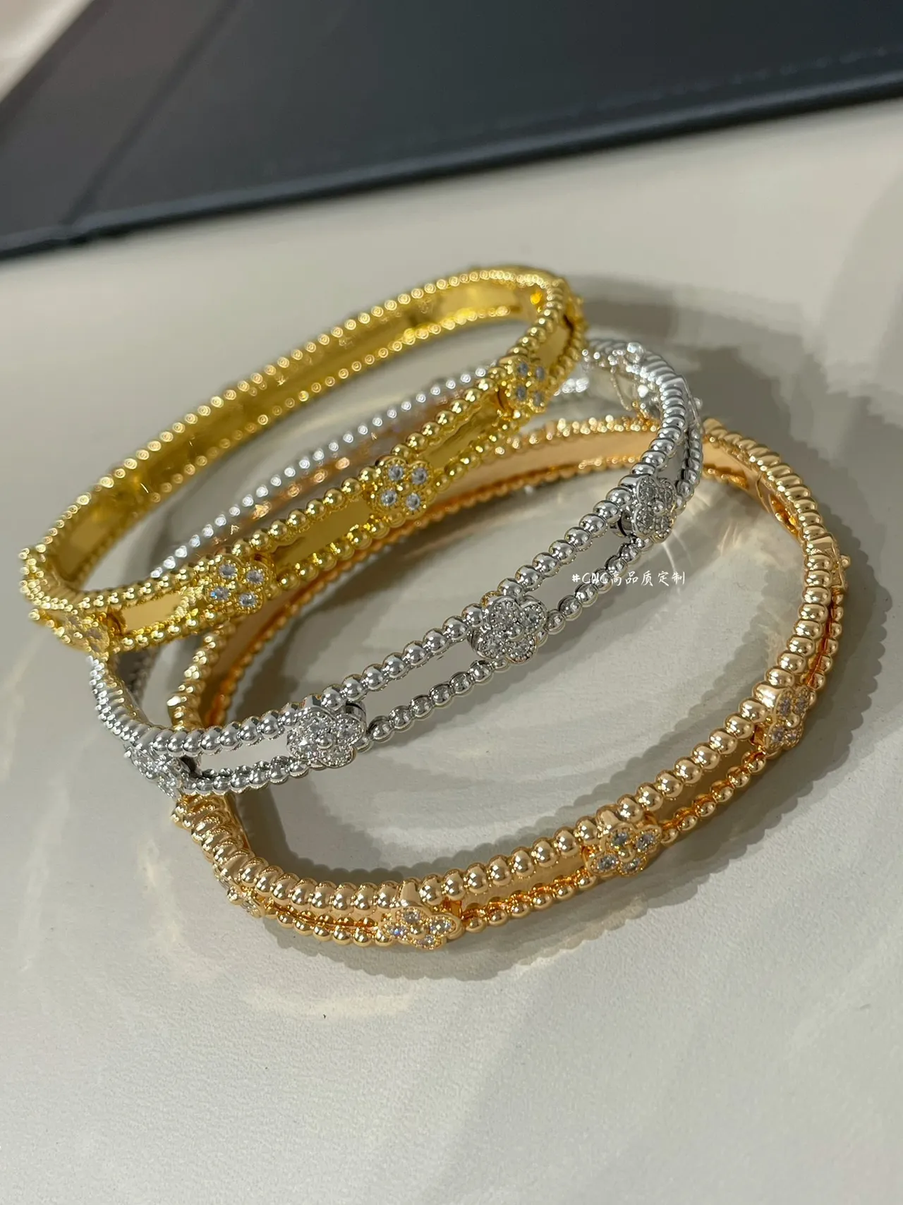 Braceletes bangle em tons dourado e prateado com miçangas pavé florais 9
