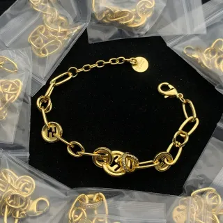 سوار سلسلة ذهبية مع رابطات دائرية وأوسمة شعارية دائرية