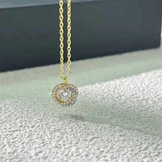 Collier avec chaîne d'or et pendentif de cristal multi-halo