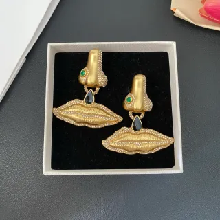 Aretes de oro verde figurativos con motivo de nariz y labios pavé cristal embellishment