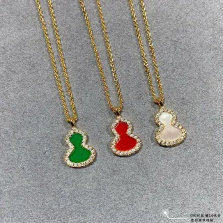 Collier pendentif en or multicolore à la forme de gourde avec bordure de cristaux pavé