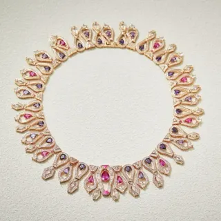Collier d'Or Multicolore à Col Haut Motifs Multiples