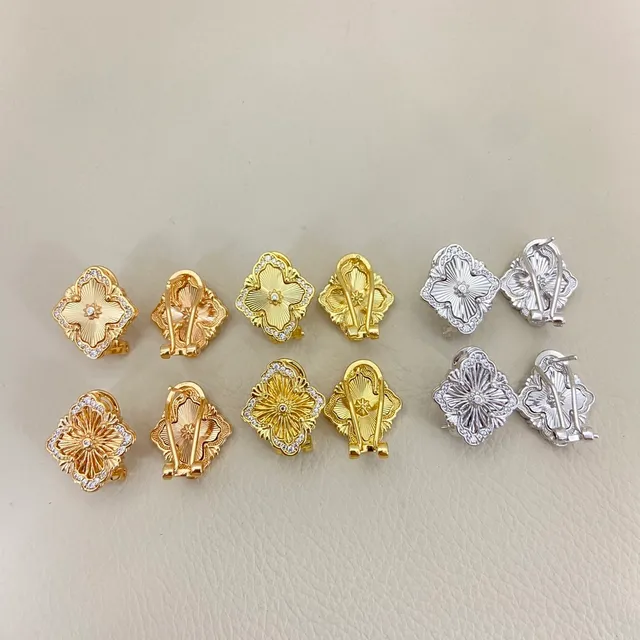 Brincos de ouro e prata com motivo floral de quadrofólio, borda incrustada de rutilos 2
