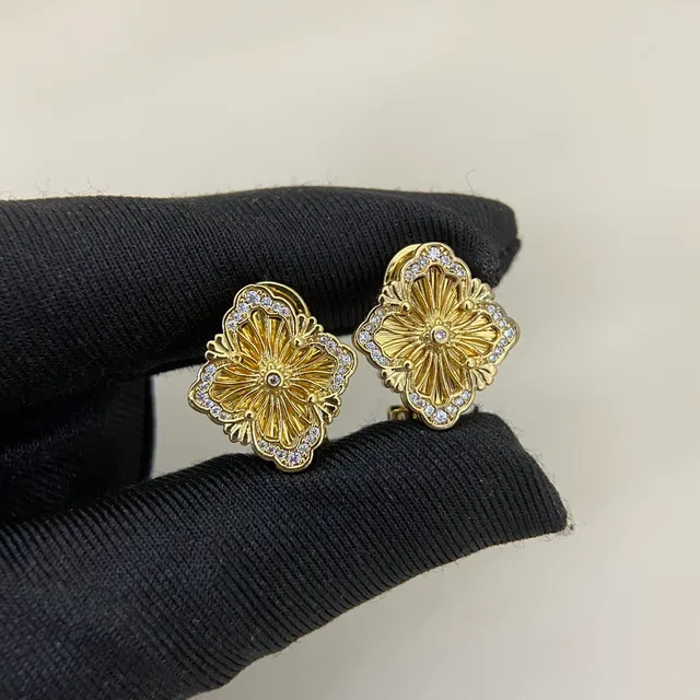 Brincos de ouro e prata com motivo floral de quadrofólio, borda incrustada de rutilos 3