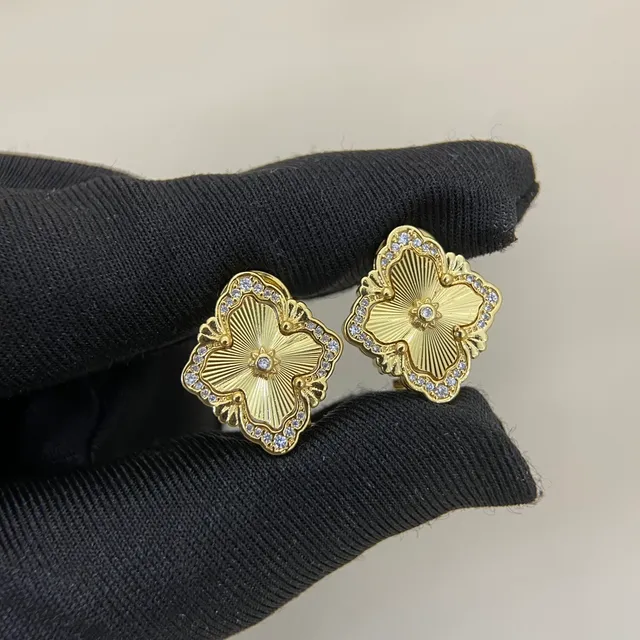 Brincos de ouro e prata com motivo floral de quadrofólio, borda incrustada de rutilos 4