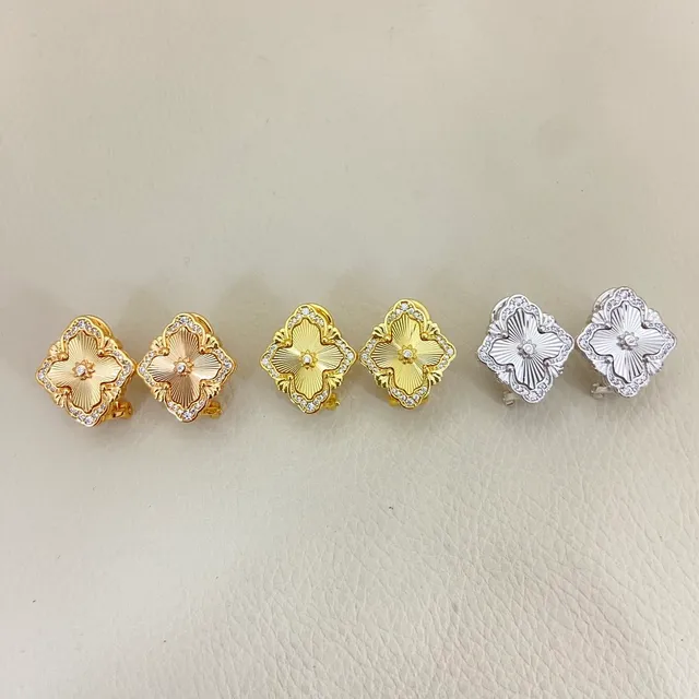 Brincos de ouro e prata com motivo floral de quadrofólio, borda incrustada de rutilos 5