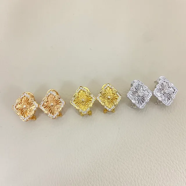 Brincos de ouro e prata com motivo floral de quadrofólio, borda incrustada de rutilos 6