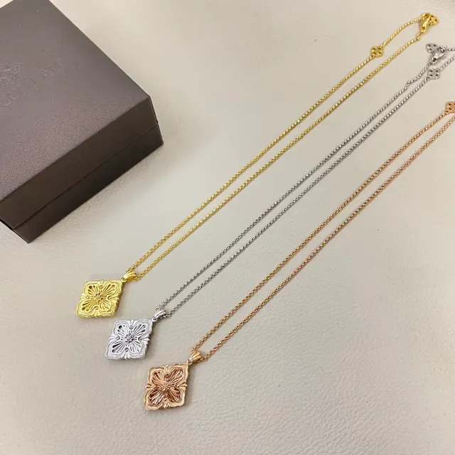 Collar de oro y plata con colgante floral de quatrefoil con piedras pavé-set 2