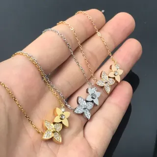 Collier Pendentif Fleur à Quatre Pétales en Or et Argent avec Cristaux Pavé
