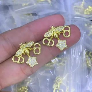 أقراط ذهبية اللون مع نحل ونجوم بافيه