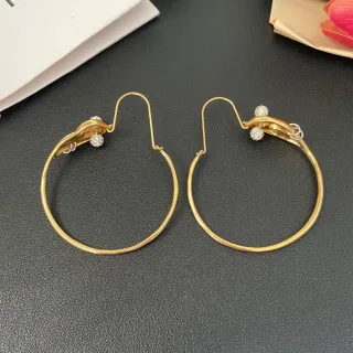 Brincos de aro em tom dourado com fecho de cristal