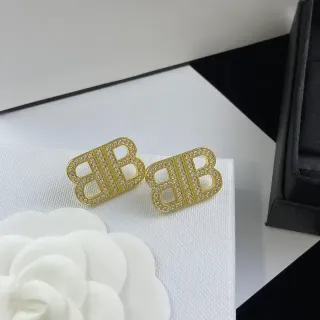 أقراط تيب ذهبية اللونة كريستال بيڤيه مونوجرام مزدوج بي