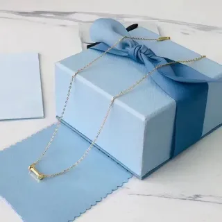 Collier avec pendentif de barre cylindrique en ton doré