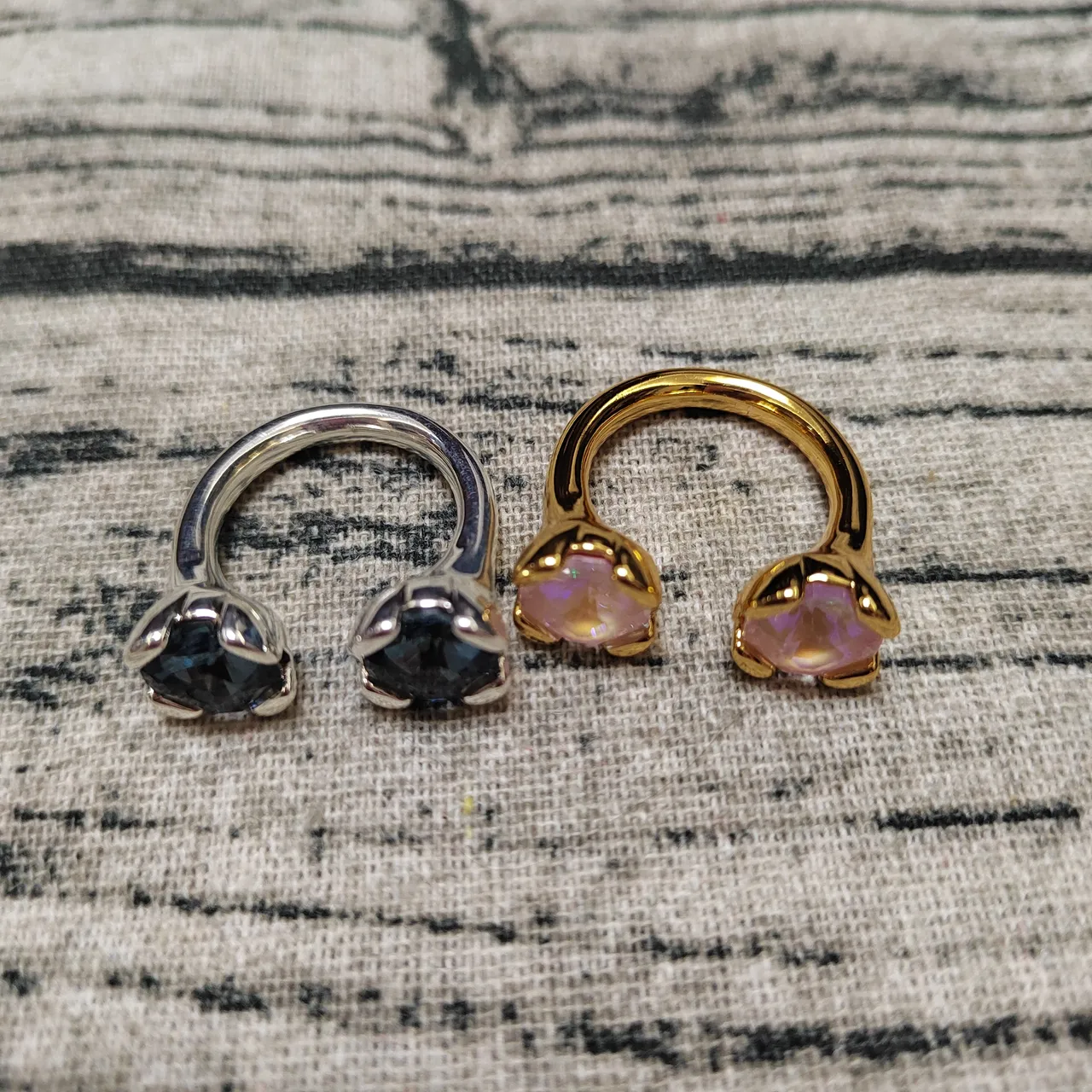 Anéis de pedra rosa iridiscente facetada em tom dourado 4