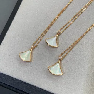 Colliers pendentifs en forme d'éventail en nacre de ton doré
