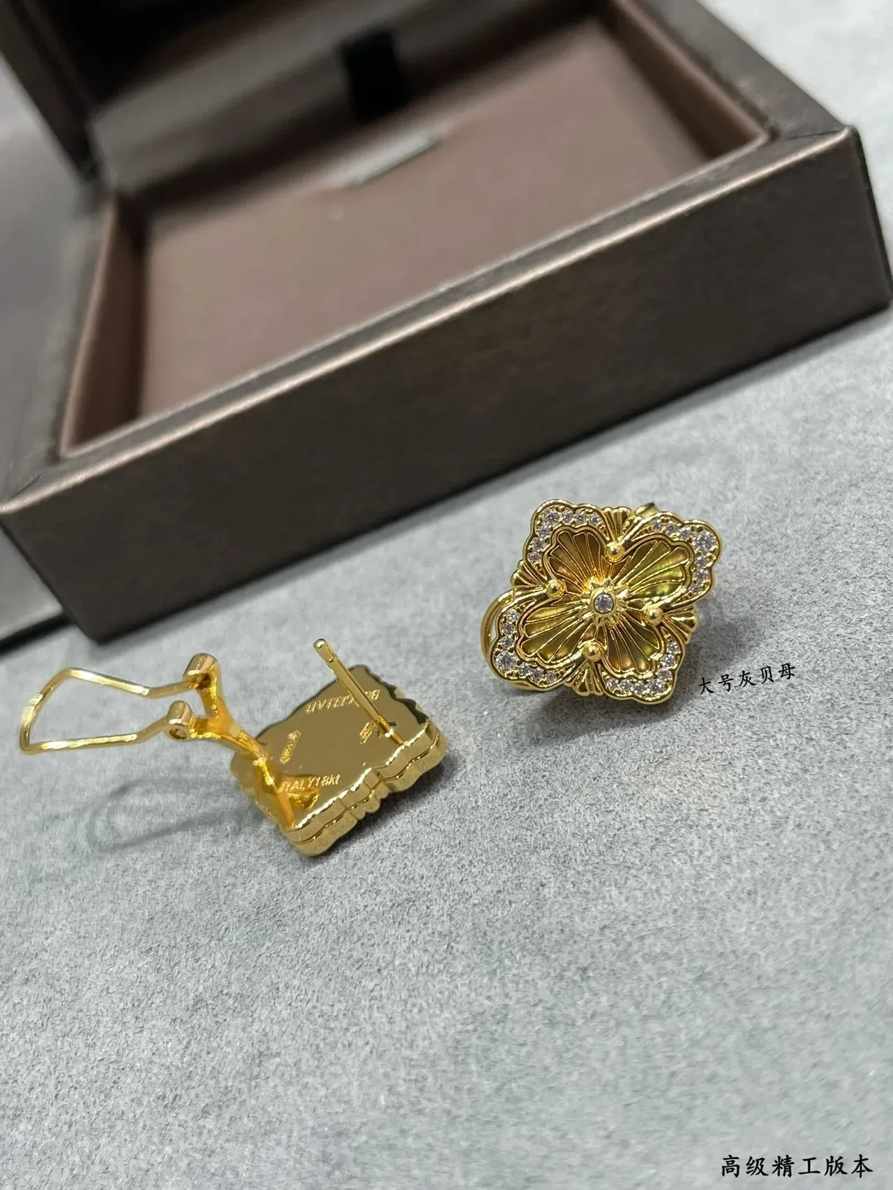 Aretes dorados floral cuatriclóvero pavé cristal madreperla 3
