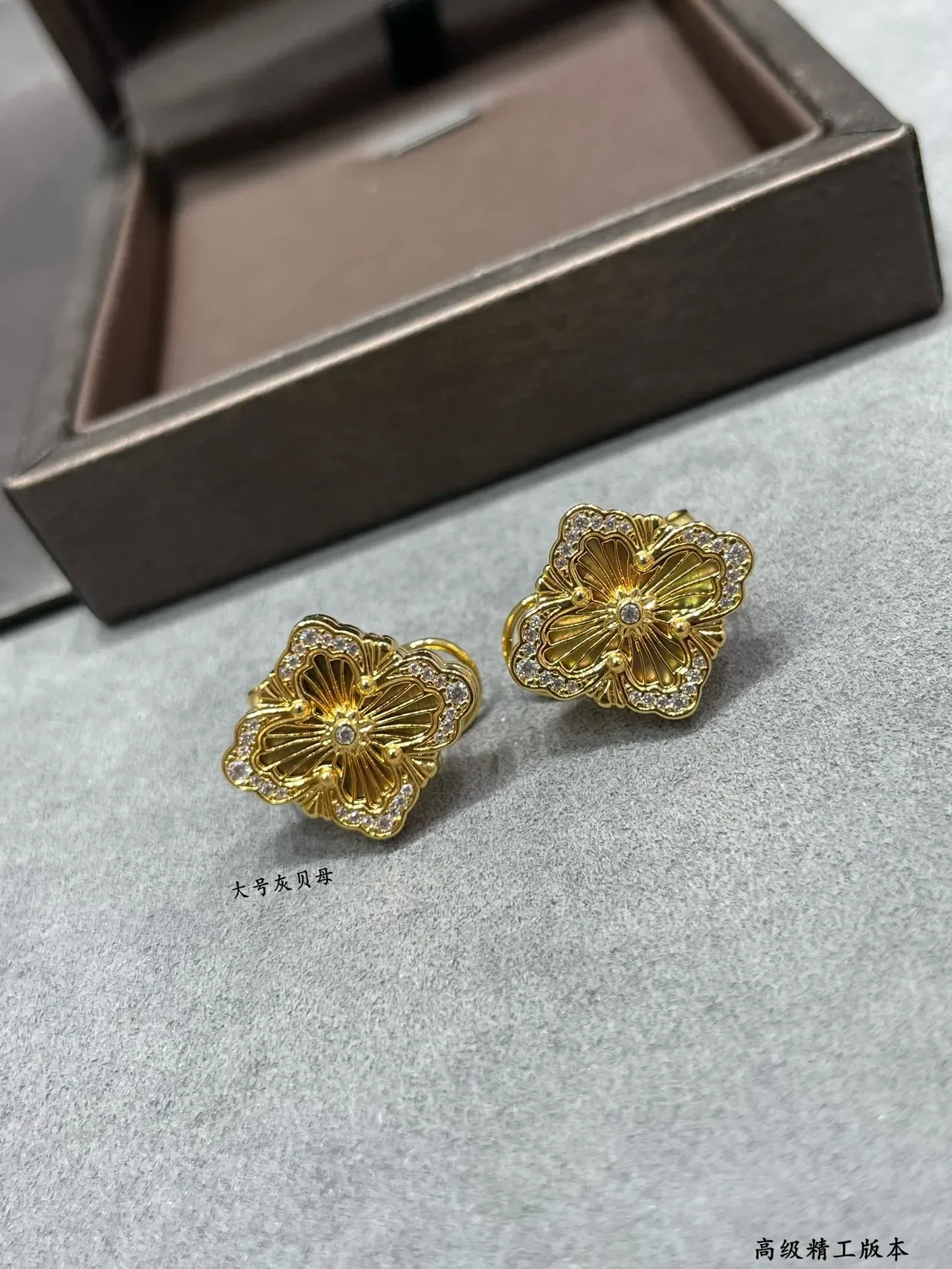 Aretes dorados floral cuatriclóvero pavé cristal madreperla 4