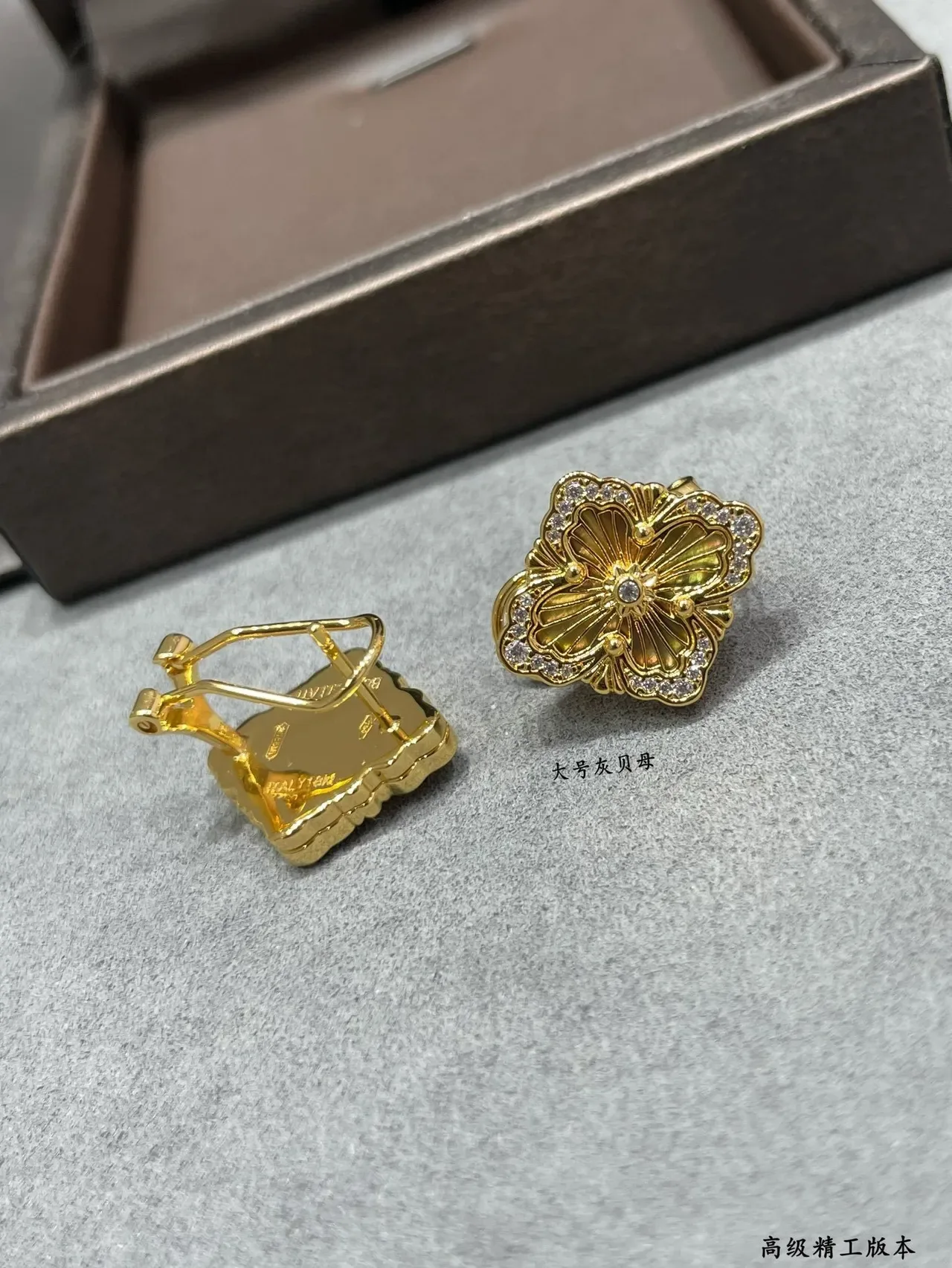 Aretes dorados floral cuatriclóvero pavé cristal madreperla 5