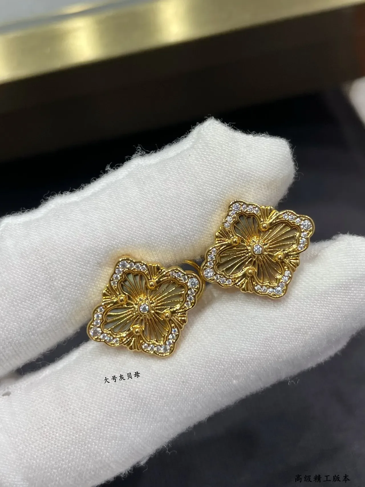 Aretes dorados floral cuatriclóvero pavé cristal madreperla 6