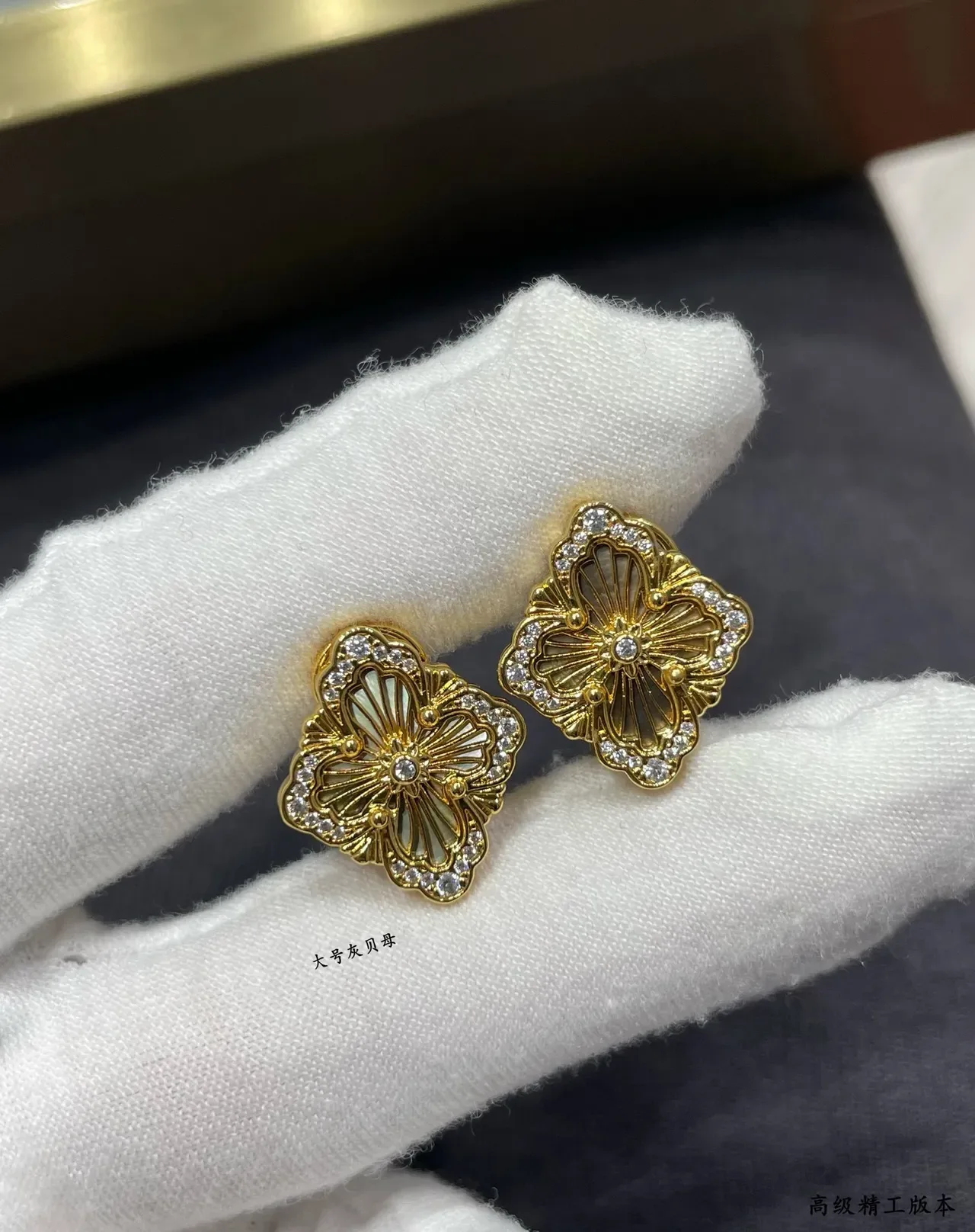 Aretes dorados floral cuatriclóvero pavé cristal madreperla 7