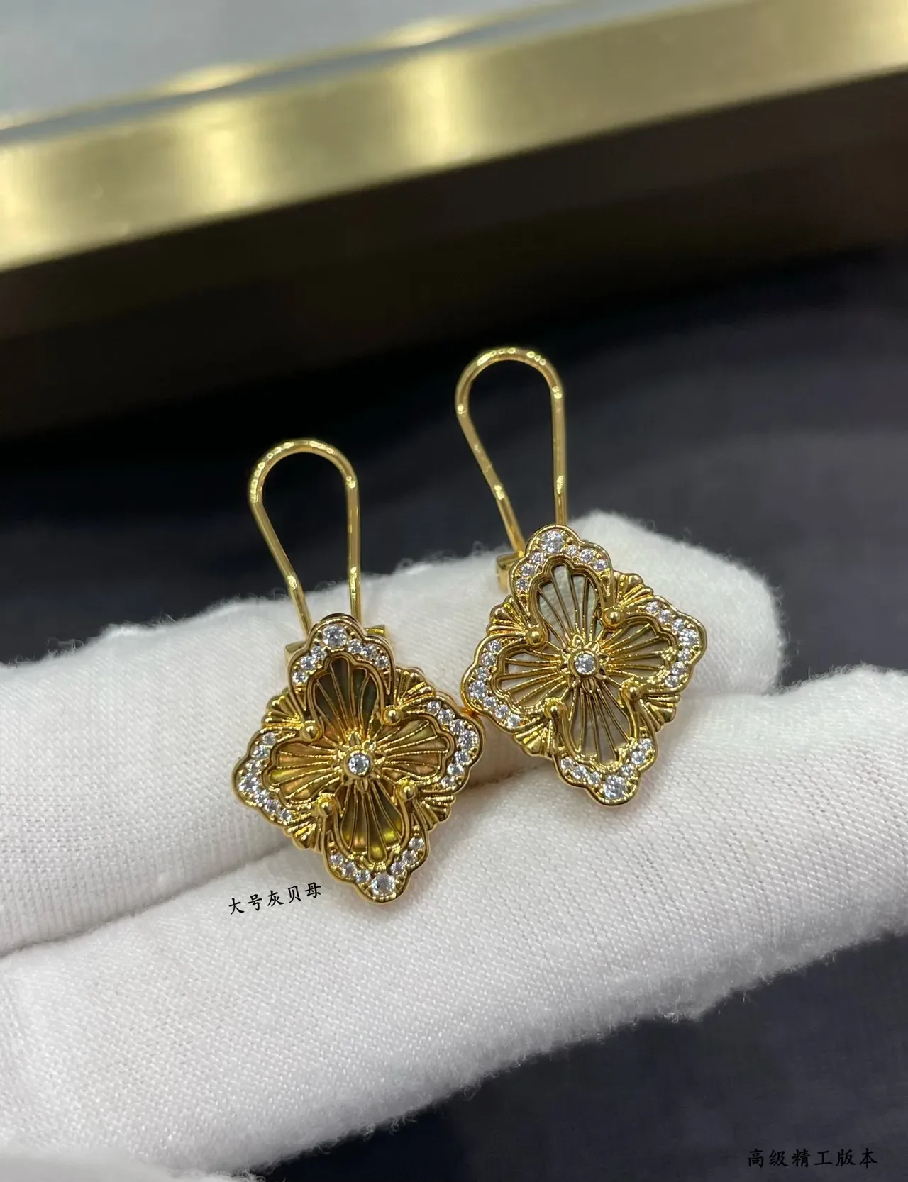 Aretes dorados floral cuatriclóvero pavé cristal madreperla 8