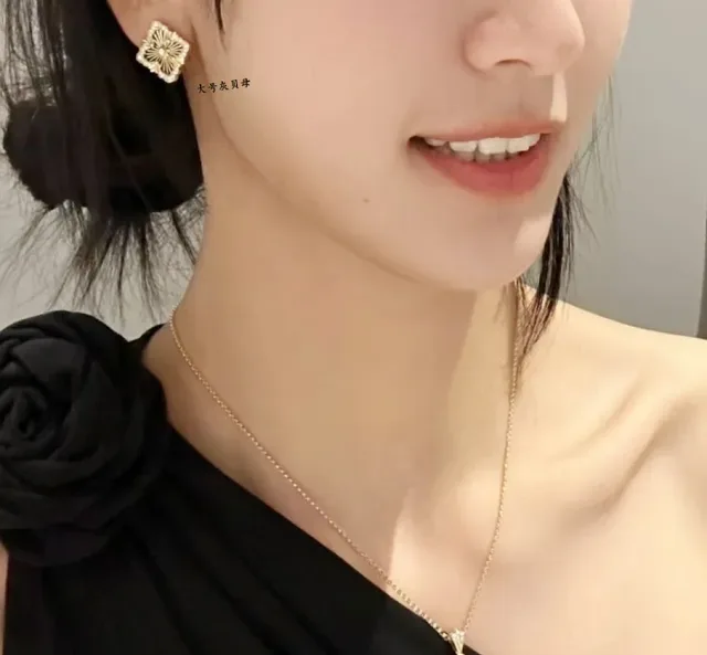 Aretes dorados floral cuatriclóvero pavé cristal madreperla 9