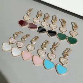 Brincos pendentes em forma de coração com dupla camada em tom dourado